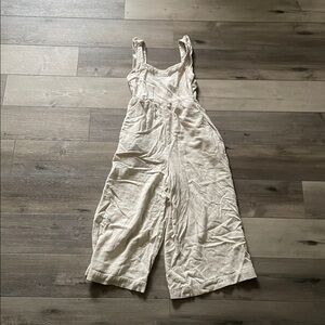 gentle fawn oatmeal ruffle sleeve romper – size small